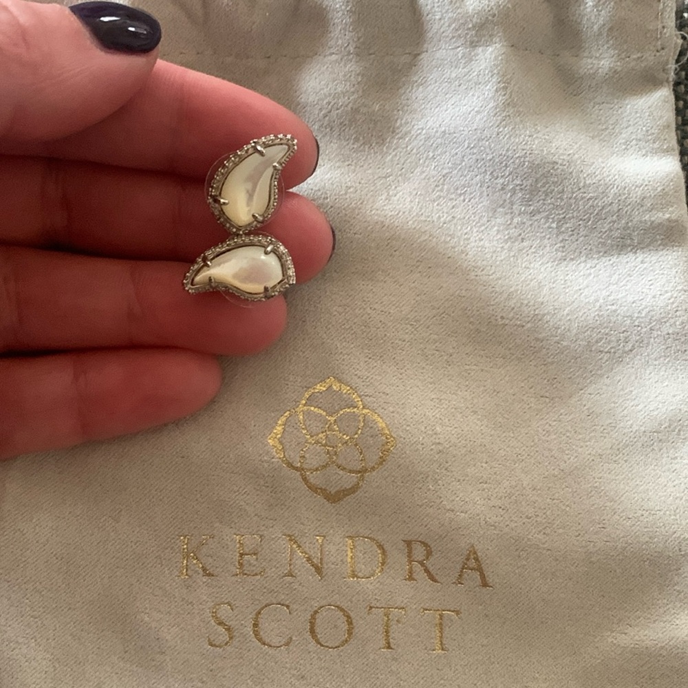 Kendra Scott Temple stud earrings in Silver and Mother of Pearl